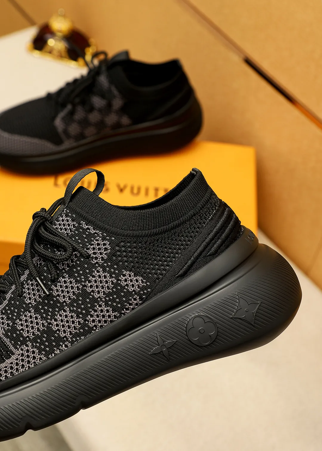 Men's men's shoes 💰480💐 Louis Vuitton Louis Vuitton 2025 new four-season lace-up series! The complex fly-knitting process for shoe uppers is now on the market. The counter has LV shape embossed stitching with original patterns, original raw materials, fabrics, and original fly-knitting! The inside is original and customized! 1:1 outsole mold opening! Foam outsole! 38-44 (45 customized)